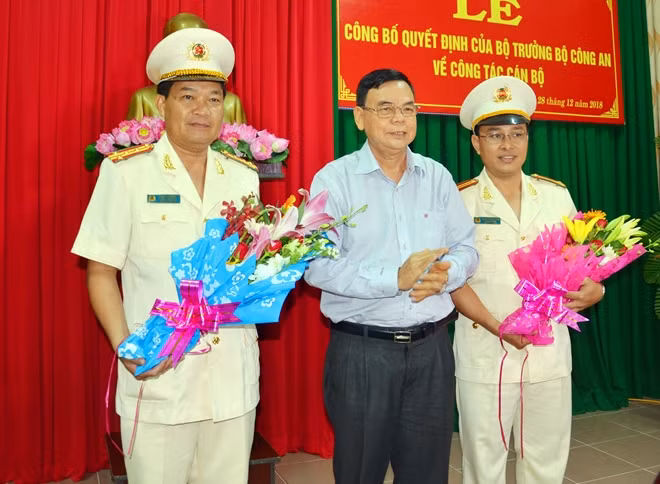Ông Võ Thành Hạo - Bí thư Tỉnh ủy Bến Tre tặng hoa chức mừng cho Đại tá Phạm Văn Ngót và Trung tá Phạm Thanh Tùng.