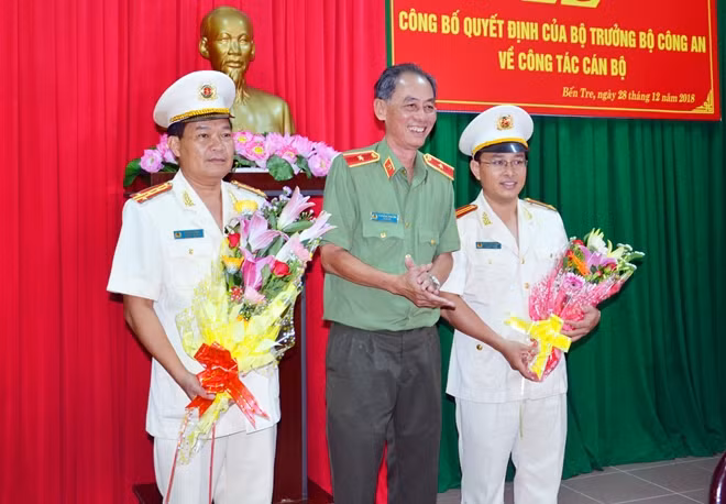 Thiếu tướng Nguyễn Văn Hoàng - Giám đốc Công an tỉnh Bến Tre tặng hoa chúc mừng cho 2 tân PGĐ.