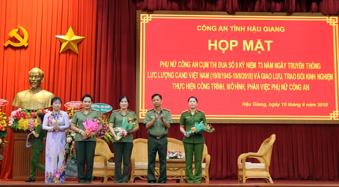 Thượng tá Huỳnh Việt Hòa, Phó Giám đốc Công an tỉnh Hậu Giang tặng hoa cho các đại diện phụ nữ Công an các tỉnh Cụm thi đua số 9 tham gia giao lưu tại buổi họp mặt.