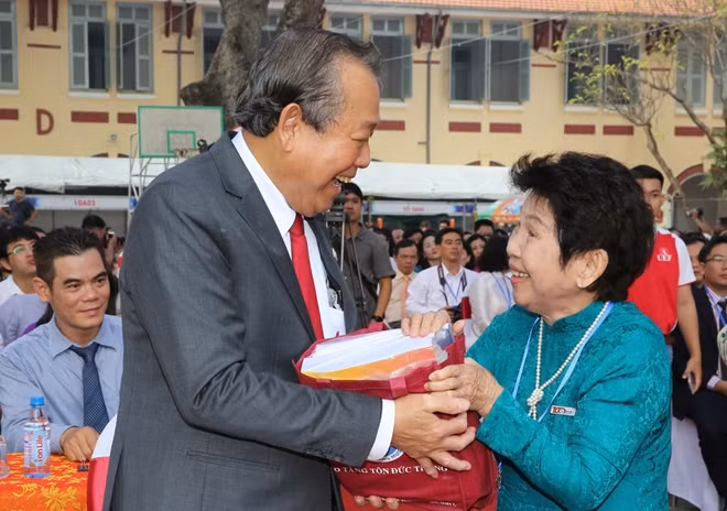 Phó Thủ tướng Thường trực Trương Hòa Bình vui mừng gặp lại cô giáo cũ - Nhà giáo Tôn Tuyết Dung, nguyên Hiệu trưởng Trường THPT Marie Curie.