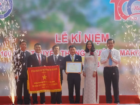 Trường THPT Marie Curie vinh dự nhận Cờ truyền thống của UBND TP Hồ Chí Minh và bằng khen do Bộ GD-ĐT trao tặng. Trường THPT Marie Curie vinh dự nhận Cờ truyền thống của UBND TP Hồ Chí Minh và bằng khen do Bộ GD-ĐT trao tặng.