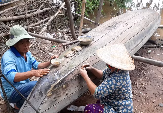 Nước đã ngấp nghé mé bờ, nhưng chiếc ghe mưu sinh của bà con vẫn còn trơ trên bến... đợi con cá về.