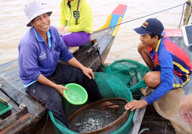 Mặc dù nguồn lợi thủy sản ít, thế nhưng người dân vùng nước nổi vẫn lạc quan tin rằng vài hôm nữa con cá sẽ về với bà con.
