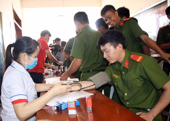 Một chiến sĩ trẻ kiểm tra sức khỏe trước khi hiến máu.