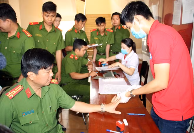 Thượng tá Nguyễn Tấn Phúc, Trung đoàn Trưởng Trung đoàn CSCĐ Tây Nam Bộ tham gia hiến máu tại Lễ phát động, động viên CBCS của đơn vị.