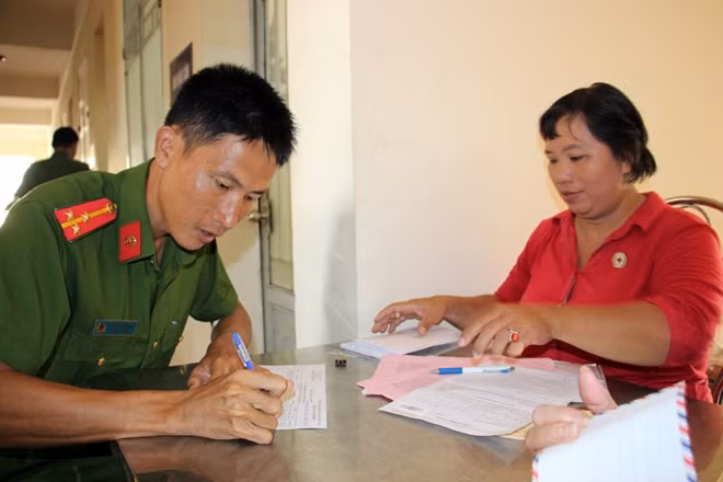 Tự nguyện đăng kí hiến máu với nghĩa cử cao đẹp.