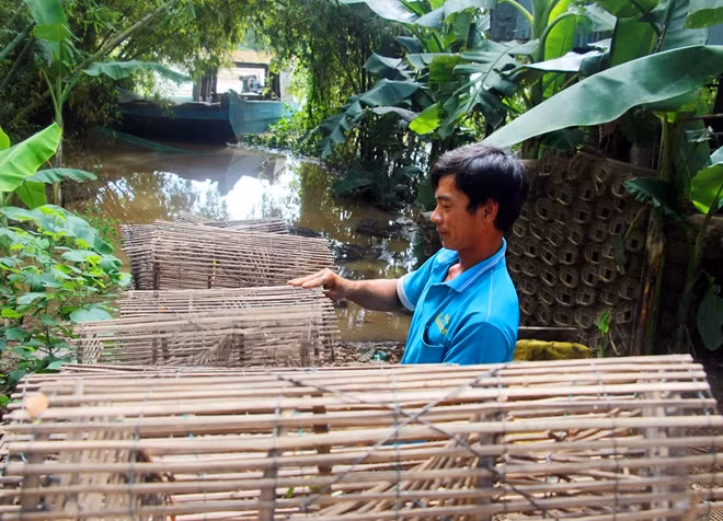 Anh Nguyễn Văn Rô (xã Phú Hội, huyện An Phú) kiểm tra lại số lọp tôm để chuẩn bị ra đồng. Tuy nhiên, theo anh Rô hiện lượng tôm, cá ngoài đồng chưa có bao nhiêu.
