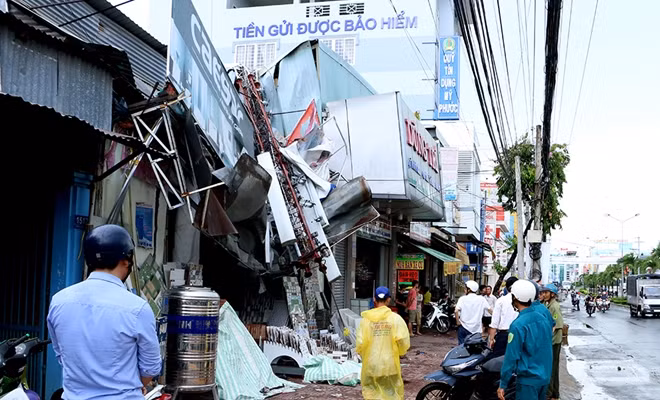 Nhiều nhà dân bị hư hại.