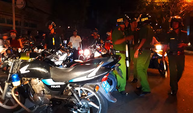 Sau 23h lực lượng chức năng tiến hành nhắc nhở, tuyên truyền để người dân trở về nhà nhằm đảm bảo sự an toàn.