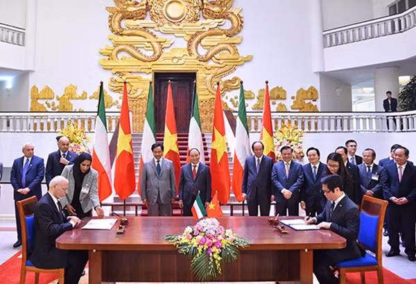 Thủ tướng Nguyễn Xuân Phúc và Thủ tướng Kuwait Al-Hamad Al-Sabah chứng kiến lễ ký Thỏa thuận hợp tác trên nhiều lĩnh vực giữa hai nước. Ảnh: VGP/Quang Hiếu.