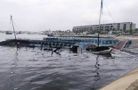 Tàu du lịch bị cháy và chìm dần.