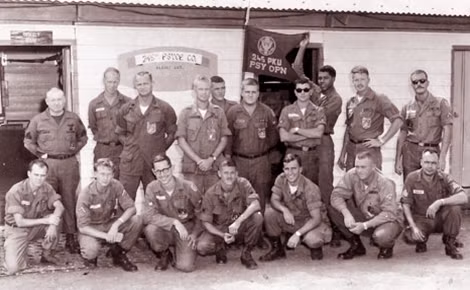 Nhóm sĩ quan quân báo Mỹ thuộc lực lượng 245th PSYOP tại Pleiku đầu năm 1967.