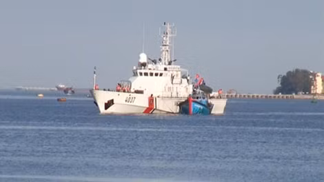Tàu CSB 4037 đưa tàu cá QNg 94689TS cập cảng Nhà máy X50 vào sáng ngày 6-5.