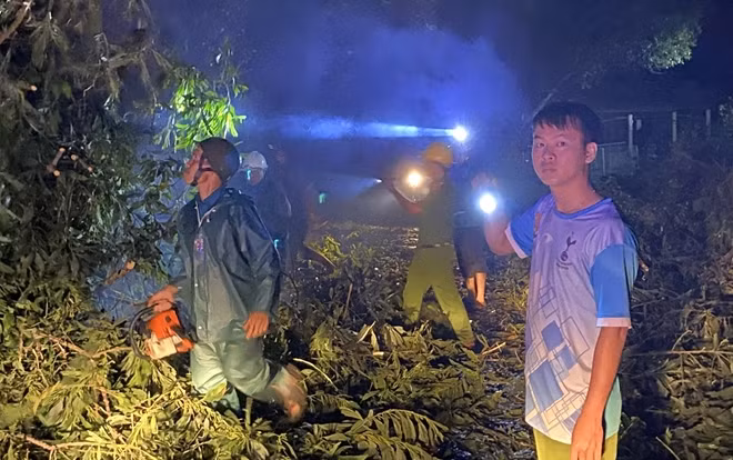 Công an huyện Tiên Phước ngày đêm tham gia khai thông các tuyến đường trên địa bàn huyện sau bão.