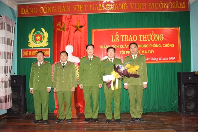 Đại tá Trương Quang Hải, Phó Giám đốc Công an tỉnh thưởng đột xuất và chúc mừng Công an huyện Mai Châu.