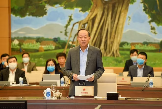 Thứ trưởng Lê Quý Vương phát biểu giải trình tại phiên họp.
