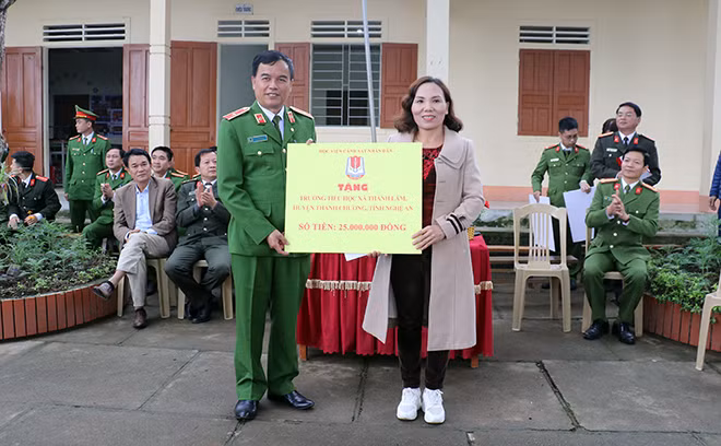 Thiếu tướng Nguyễn Đắc Hoan - Phó Giám đốc Học viện CSND trao quà cho đại diện lãnh đạo trường tiểu học Thanh Lâm và Thanh Hà, huyện Thanh Chương