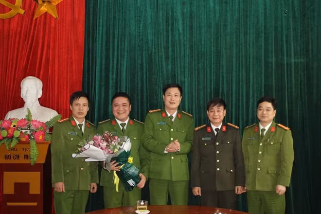 Đại tá Trương Quang Hải, Phó Giám đốc Công an tỉnh Hòa Bình trao thưởng cho Công an huyện Tân Lạc