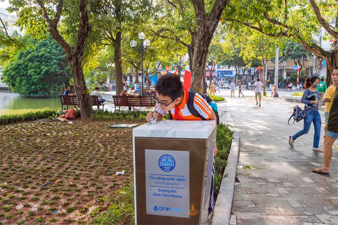 Chỉ trong thời gian ngắn, có rất nhiều người dân và du khách đến sử dụng liên tục nhưng vòi nước vẫn chảy khá mạnh. Nước rất trong, mát và có vị ngọt tự nhiên.
