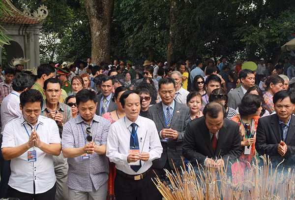 Đoàn Việt kiều tiêu biểu dâng hương tri ân công đức các vua Hùng tại lễ Giỗ Tổ Hùng Vương 2015.