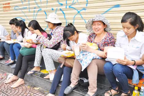Thức ăn đường phố không đảm bảo, là nguy cơ của ngộ độc thực phẩm tập thể.