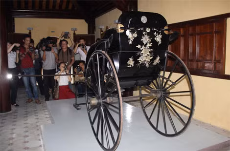 Phần sau xe kéo được khắc họa như một bức tranh hoa hồng với nhiều đóa hồng nở rộ ở mỗi góc.