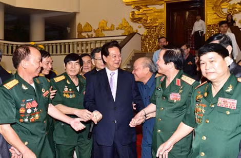 Thủ tướng Nguyễn Tấn Dũng với các hội viên Hội chiến sỹ Thành cổ Quảng trị năm 1972.