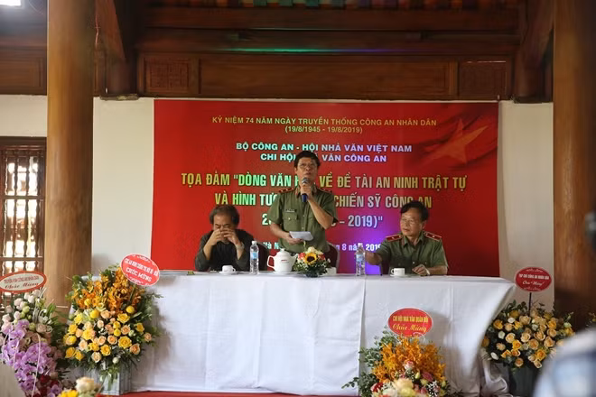 Trung tướng, nhà văn Hữu Ước, Chủ tịch Chi hội Nhà văn Công an phát biểu khai mạc tọa đàm