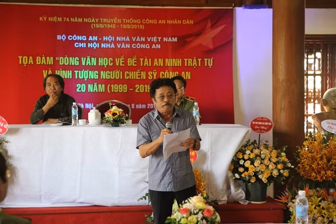 Nhà văn Chu Lai mang đến buổi tọa đàm một tham luận công phu về VHNT với đề tài an ninh trật tự, hình tượng người chiến sĩ công an