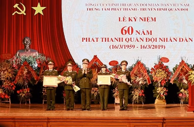 Thượng tướng Nguyễn Trọng Nghĩa, Phó Chủ nhiệm Tổng cục Chính trị QĐND Việt Nam trao Bằng khen cho phòng Thời sự Phát thanh và phòng Chuyên đề Phát thanh