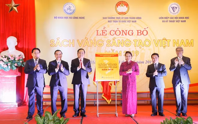 Chủ tịch Quốc hội Nguyễn Thị Kim Ngân và Ban tổ chức tại lễ công bố Sách vàng sáng tạo Việt Nam năm 2019