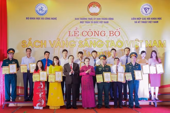 Chủ tịch Quốc hội Nguyễn Thị Kim Ngân và Chủ tịch UBTƯMTTQ Việt Nam Trần Thanh Mẫn trao giấy chứng nhận cho tác giả, nhóm tác giả
