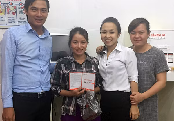 Chị Huỳnh Thị Ánh Hồng hoàn tất giao dịch tại Phòng giao dịch Phan Xích Long.
