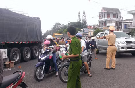 Lực lượng CSGT Công an TP Buôn Ma Thuột phân luồng giao thông và điều tra nguyên nhân vụ tai nạn. Lực lượng CSGT Công an TP Buôn Ma Thuột phân luồng giao thông và điều tra nguyên nhân vụ tai nạn.