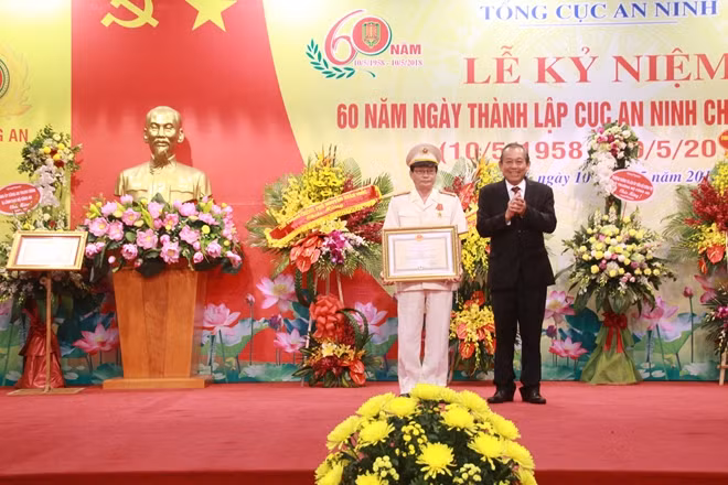 Phó Thủ tướng Trương Hòa Bình trao Huân chương Chiến công Hạng Ba cho Đại tá Nhữ Quốc Sỹ, Phó cục trưởng Cục An ninh chính trị nội bộ.