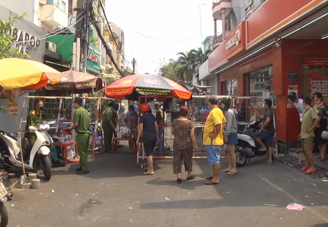 Công an phường Nguyễn Cư Trinh, quận 1 tăng cường đảm bảo ANTT tại khu vực cách ly (khu dân cư Mả Lạng thuộc phường Nguyễn Cư Trinh, quận 1).
