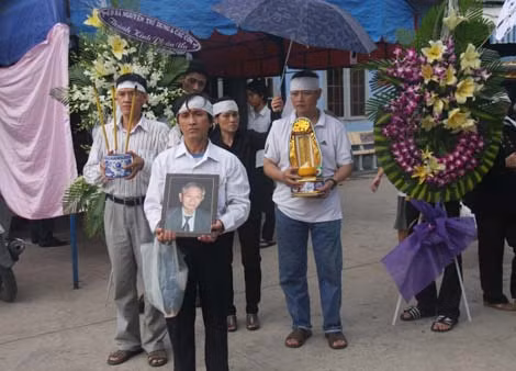 Tang lễ nhạc sĩ Thanh Bình chỉ với vài người thân đưa tiễn.