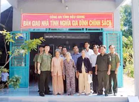 Công an tỉnh Hậu Giang bàn giao nhà tình nghĩa cho các gia đình chính sách.