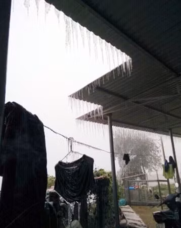 Nước đóng băng ở khắp mọi nơi.