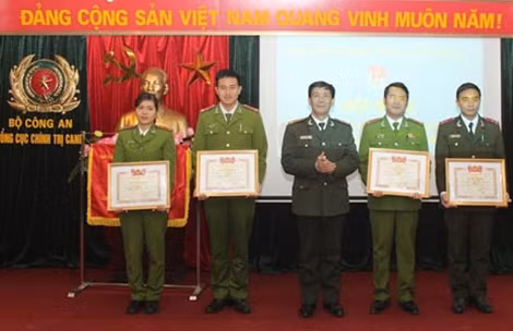 Đại tá Nguyễn Đức Minh, Phó Cục trưởng Cục Tham mưu chính trị CAND trao Bằng khen của Trung ương Đoàn tặng các tập thể.