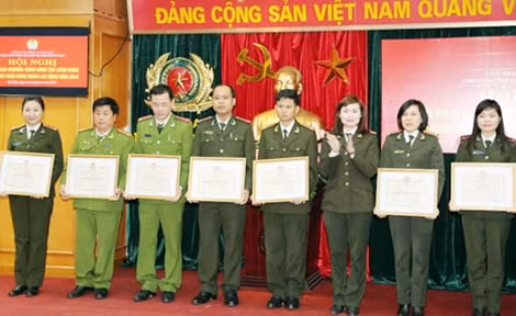 Thiếu tá Công Thị Thanh Thảo, Phó Chủ tịch Công đoàn CAND trao Bằng khen của BCH Công đoàn CAND cho các tập thể, cá nhân có thành tích xuất sắc.