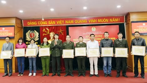 Trung tá Nguyễn Minh Châu, Chủ tịch Công đoàn Tổng cục Chính trị CAND trao Giấy khen của Công đoàn Tổng cục cho các tập thể, cá nhân có thành tích xuất sắc.