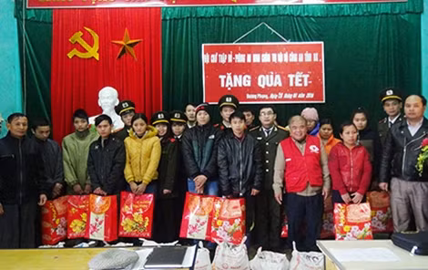Nhiều quà tết cho người nghèo xã Dương Phong.