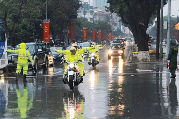 Lực lượng CSGT đảm bảo an toàn giao thông phục vụ các đoàn tham dự Đại hội Đảng