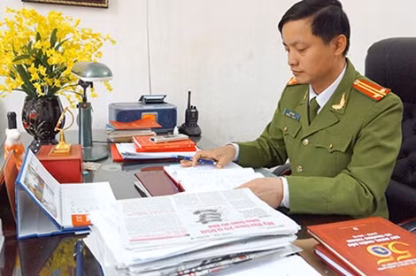 Ngoài giờ chỉ đạo hướng dẫn CBCS tập luyện, Trung tá Lê Sỹ Hà, Phó trưởng phòng 6 K204 luôn dành thời gian nghiên cứu các bài tập mới.