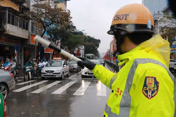 Dù trời lạnh, kèm theo mưa giá buốt nhưng những chiến sĩ CSGT vẫn hoàn thành xuất sắc nhiệm vụ được giao.