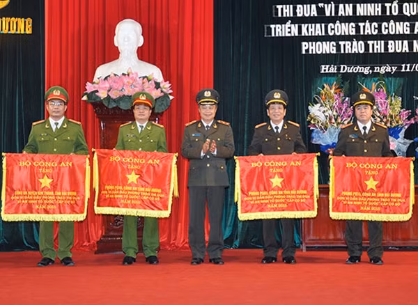 Thứ trưởng Phạm Dũng trao cờ thi đua của Bộ Công an tặng các đơn vị có thành tích xuất sắc tại Công an tỉnh Hải Dương.