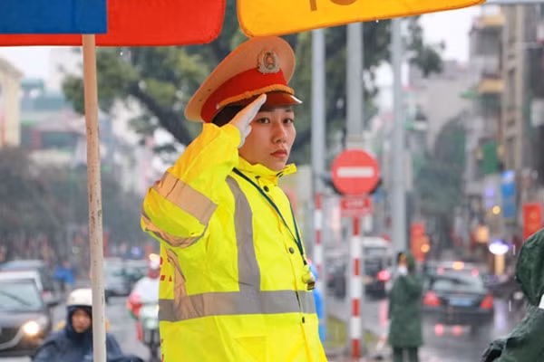 Nữ CSGT làm nhiệm vụ.
