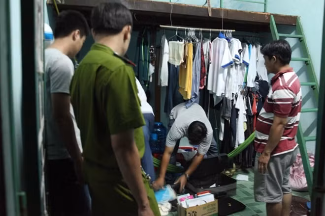 Lực lượng chức năng khám xét nơi ở của nam sinh.