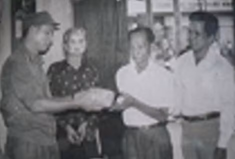 Thiếu tướng Trần Hải Phụng (ngoài cùng bên trái) - nguyên Tư lệnh biệt động Sài Gòn, thăm những chiến sĩ biệt động của dòng họ Trần sau ngày giải phóng, người bên phải ảnh là ông Trần Nhương..